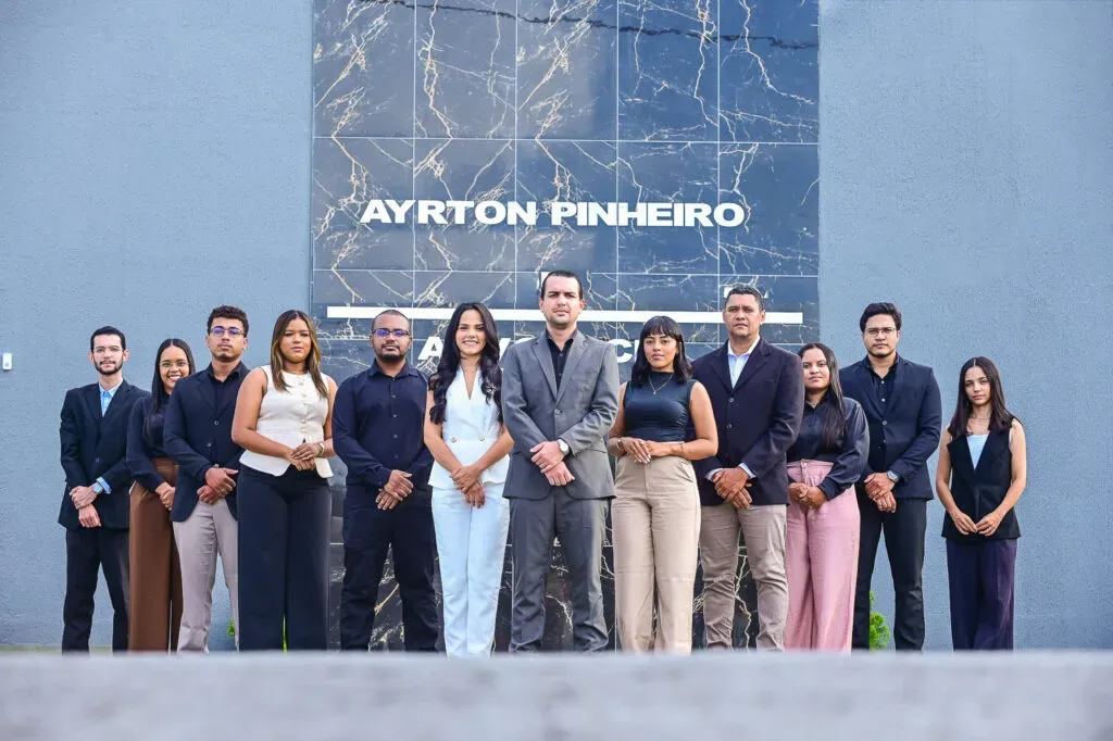 Equipe do Ayrton Pinheiro Advocacia reunida na sede do escritório